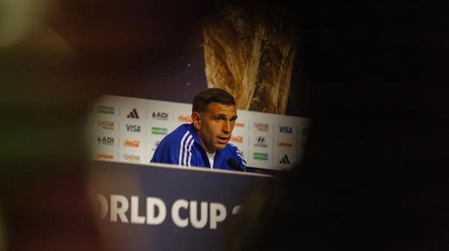 Emiliano Dibu Martínez en conferencia de prensa con la camiseta de la Selección Argentina