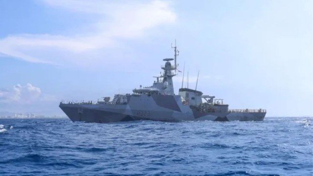 Buque de guerra británico HMS Medway navegando en el mar