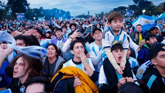 Pantalla gigante en Plaza Seeber durante el Buenos Aires Fan Fest