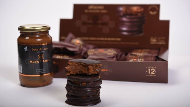 Alfajores Alfa Pampa sobre una mesa