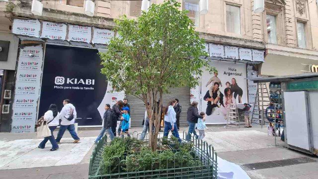 Fachada de tienda Kiabi en peatonal Florida, Buenos Aires