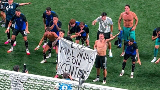 Bandera argentina con la inscripción 'Las Malvinas son argentinas' en un estadio de fútbol