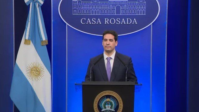 Adrián Ravier en conferencia de prensa en Casa Rosada