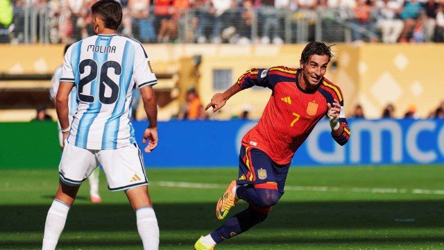 Jugadores de España celebrando el título del Mundial 2026 en el MetLife Stadium