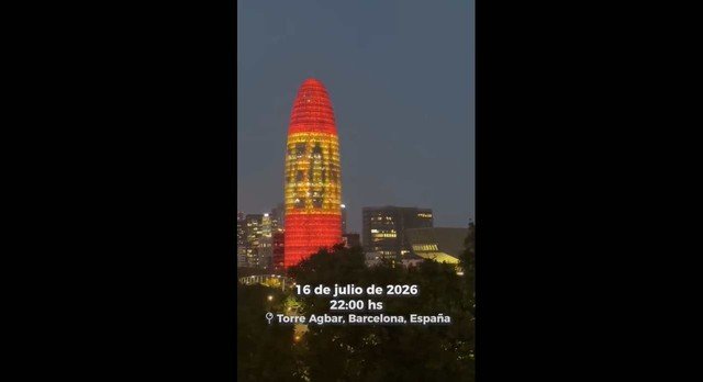 Torre Glòries iluminada con colores de la bandera española y proyección de la palabra Campeones