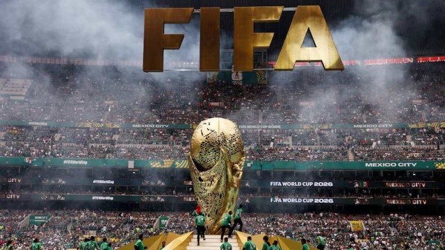 Logotipo de la FIFA junto a balones de fútbol en un estadio del Mundial 2026