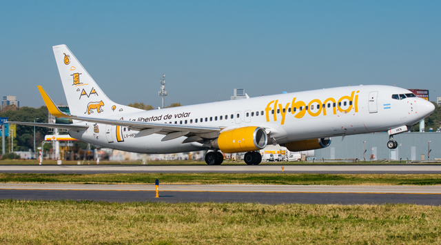 Avión de Flybondi en pista de aterrizaje