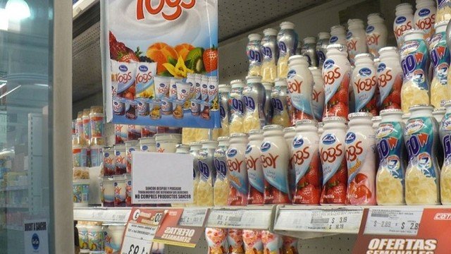 Envases de postres Shimy y yogures Yogs en una heladera de supermercado
