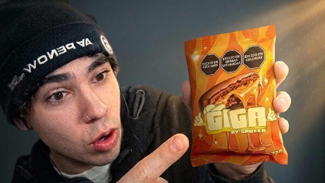Alfajor Giga sobre un mostrador