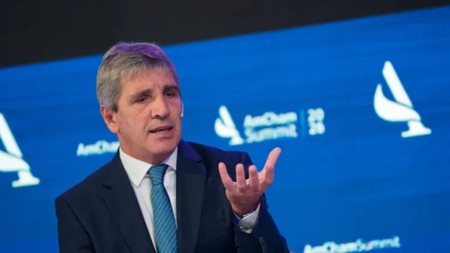 Ministro de Economía Luis Caputo en conferencia de prensa
