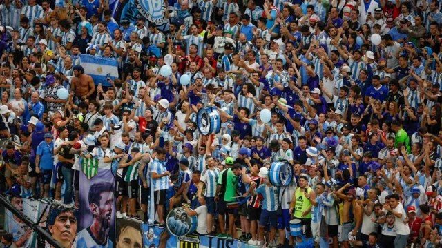 Hinchas argentinos varados en aeropuerto de Estados Unidos durante la final del Mundial 2026