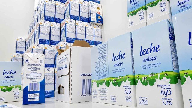 Trabajadores de Lácteos Verónica en acampe frente a la planta de Lehmann