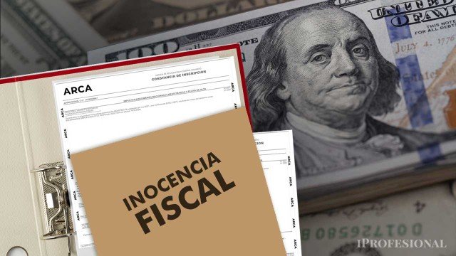 Documento de la Ley de Inocencia Fiscal sobre una mesa