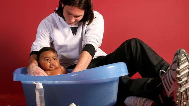 Lionel Messi bañando a un bebé Lamine Yamal en 2007