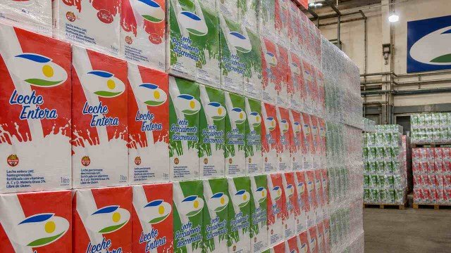 Productos lácteos de la marca en una góndola de supermercado