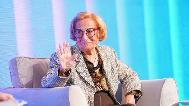Marta Echaul, de 101 años, sentada al volante de su auto
