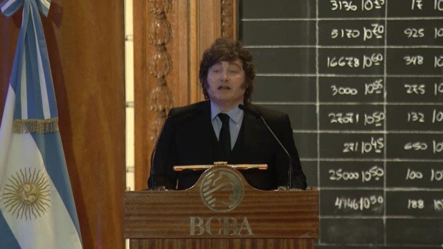 Javier Milei hablando en la Bolsa de Comercio de Buenos Aires