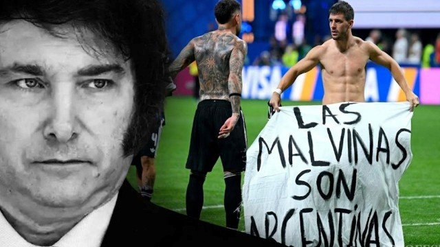 Jugadores de la Selección Argentina con una bandera que dice Las Malvinas son Argentinas
