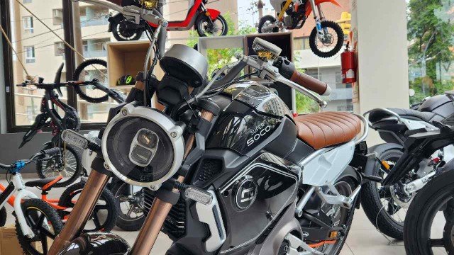 Moto eléctrica estacionada en la calle