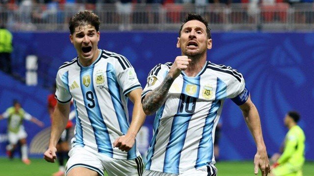 Jugadores de la Selección argentina celebrando un gol durante el partido contra Egipto en el Mundial 2026