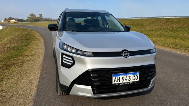 Nissan Kait SUV chico en vista frontal