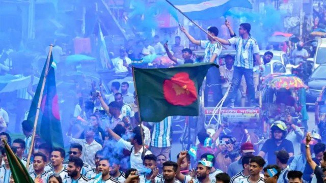 Multitud en Bangladesh con banderas argentinas celebrando un triunfo de la Selección Argentina