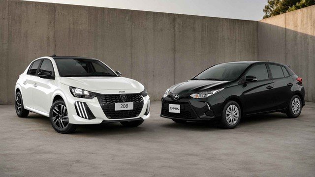 Peugeot 208 y Toyota Yaris estacionados uno al lado del otro