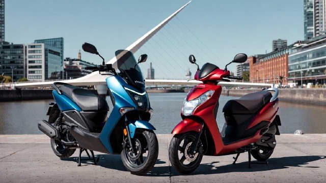 Scooter Kymco Agility KS 125 de color gris estacionado sobre asfalto