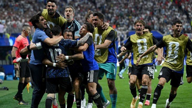 Jugadores de la Selección argentina celebrando tras el triunfo ante Inglaterra en la semifinal del Mundial