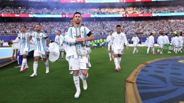 Jugadores de la Selección argentina en micro descapotable saludando a hinchas en autopista