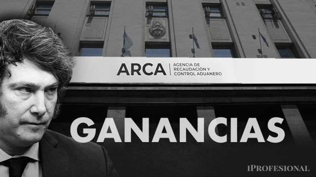 Calculadora y documentos fiscales sobre una mesa