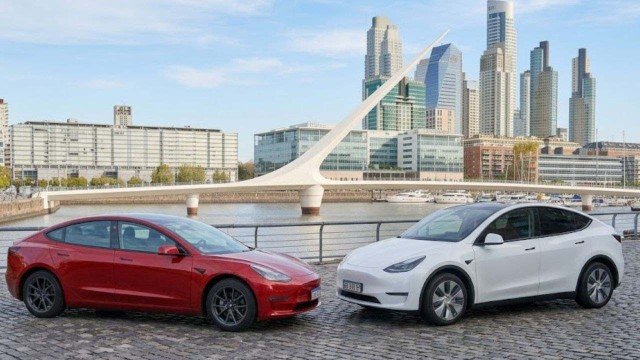 Logo de Tesla y autos eléctricos