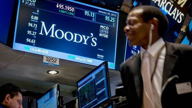Gráfico de calificaciones de deuda argentina con logos de Moody's, S&P y Fitch