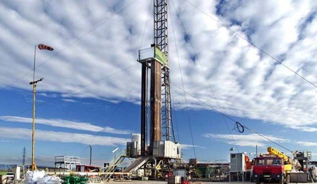 Vista de equipos de extracción en Vaca Muerta, Neuquén
