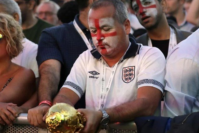 Aficionados ingleses reaccionando durante la semifinal del Mundial 2026 entre Argentina e Inglaterra