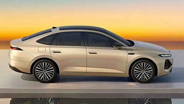 Interior del Volkswagen ID.Era S5 con pantalla multimedia, volante de dos radios e iluminación ambiental