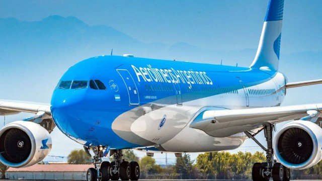 Avión de Aerolíneas Argentinas en pista de aterrizaje