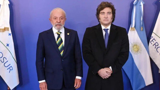 Bandera de Brasil y Argentina en un contexto diplomático