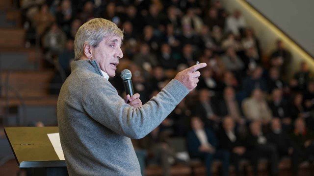 Luis Caputo en evento de la Cámara de Agentes de Bolsa