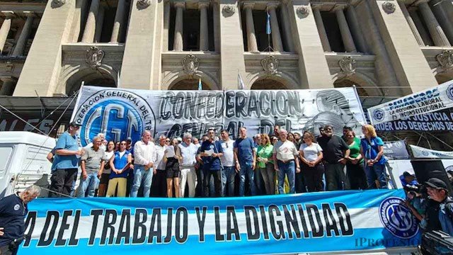 Movilización de la CGT y organizaciones sociales hacia Plaza de Mayo