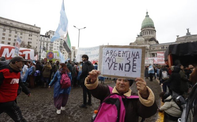 Manifestantes frente al Congreso de la Nación con vallas policiales