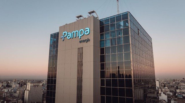 Planta industrial de fertilizantes en construcción
