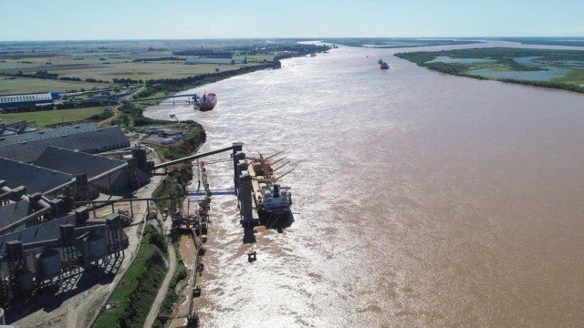 Buques de carga varados en un puerto argentino por el paro de practicaje