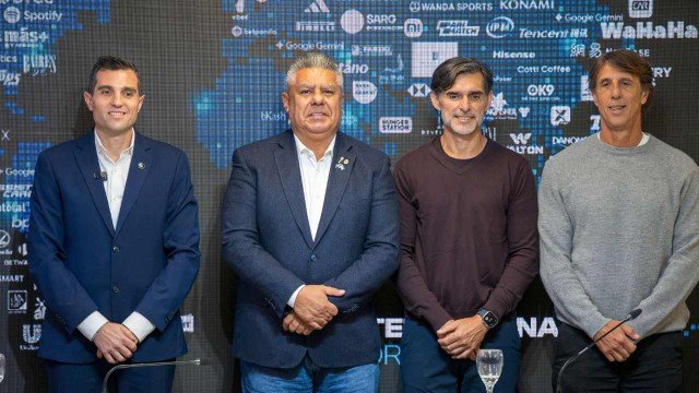 Leandro Petersen junto a Claudio Tapia en la AFA