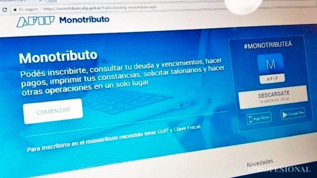 Persona realizando trámite online de recategorización de Monotributo en ARCA
