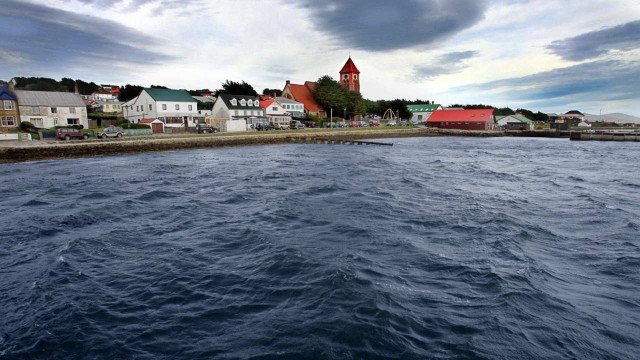 Vista de las Islas Malvinas con un barco pesquero en aguas cercanas