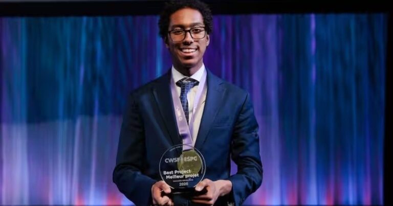 Liam Desre, adolescente de 14 años, junto a su proyecto científico sobre la expansión del universo