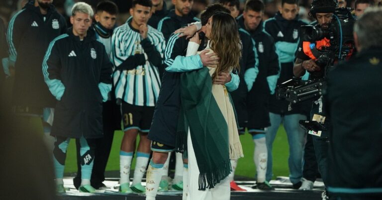 Agustín Giay y Soledad Pastorutti durante el intercambio de prendas en el estadio Monumental
