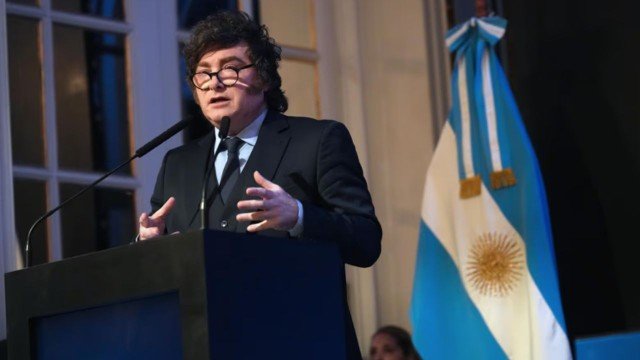 Javier Milei junto a empresarios en un evento