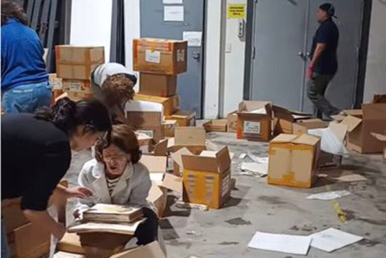 Interior del depósito del Museo del Cine con cajas y materiales afectados por la inundación